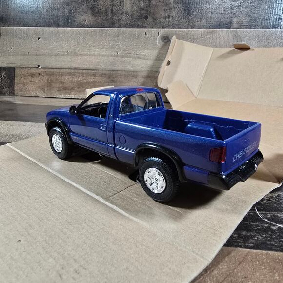 Ertl AMT 1994 Chevy S-10 4X4 Purple Metallic Dealer Promo - Picture 2 of 10